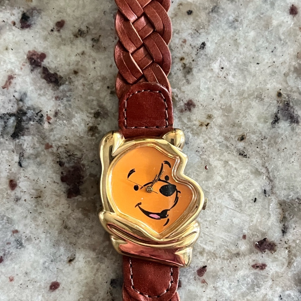 Disney Pooh Vintage Timex with Gold Accent - Picture 5 of 5